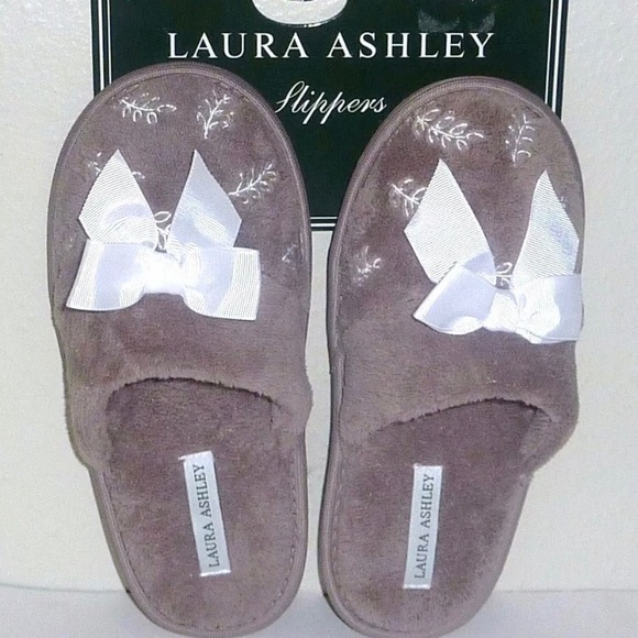 Laura Ashley Gray Women's slippers NWT Size 5/6 - Picture 1 of 5